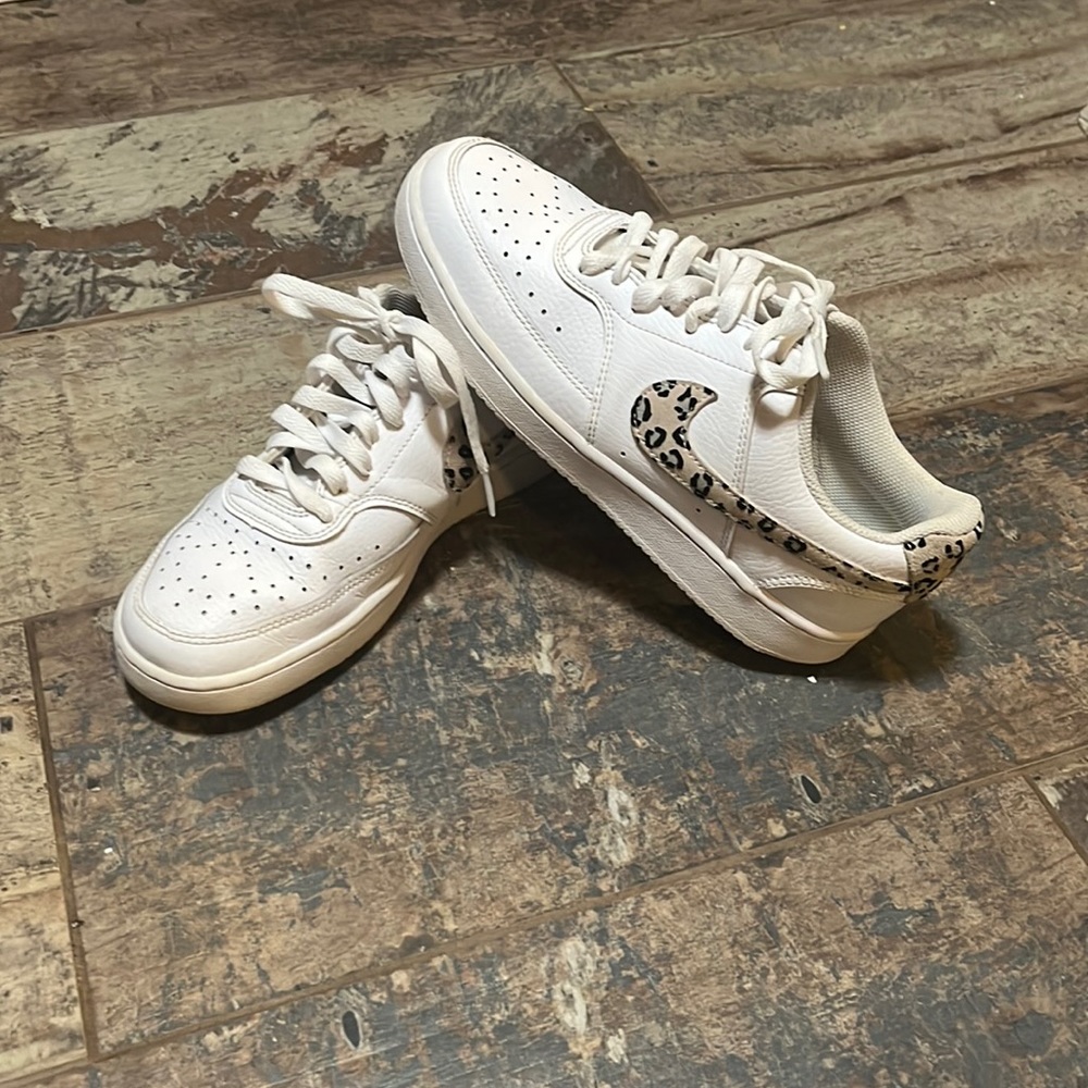 cheetah and white nike low court division 5.5y